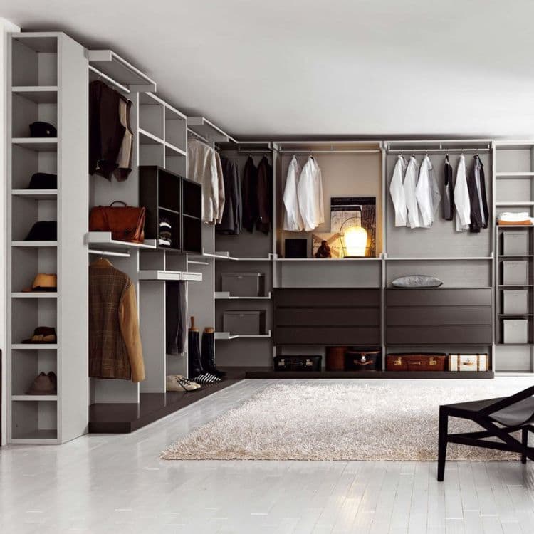 What is a good size for a walk-in wardrobe?